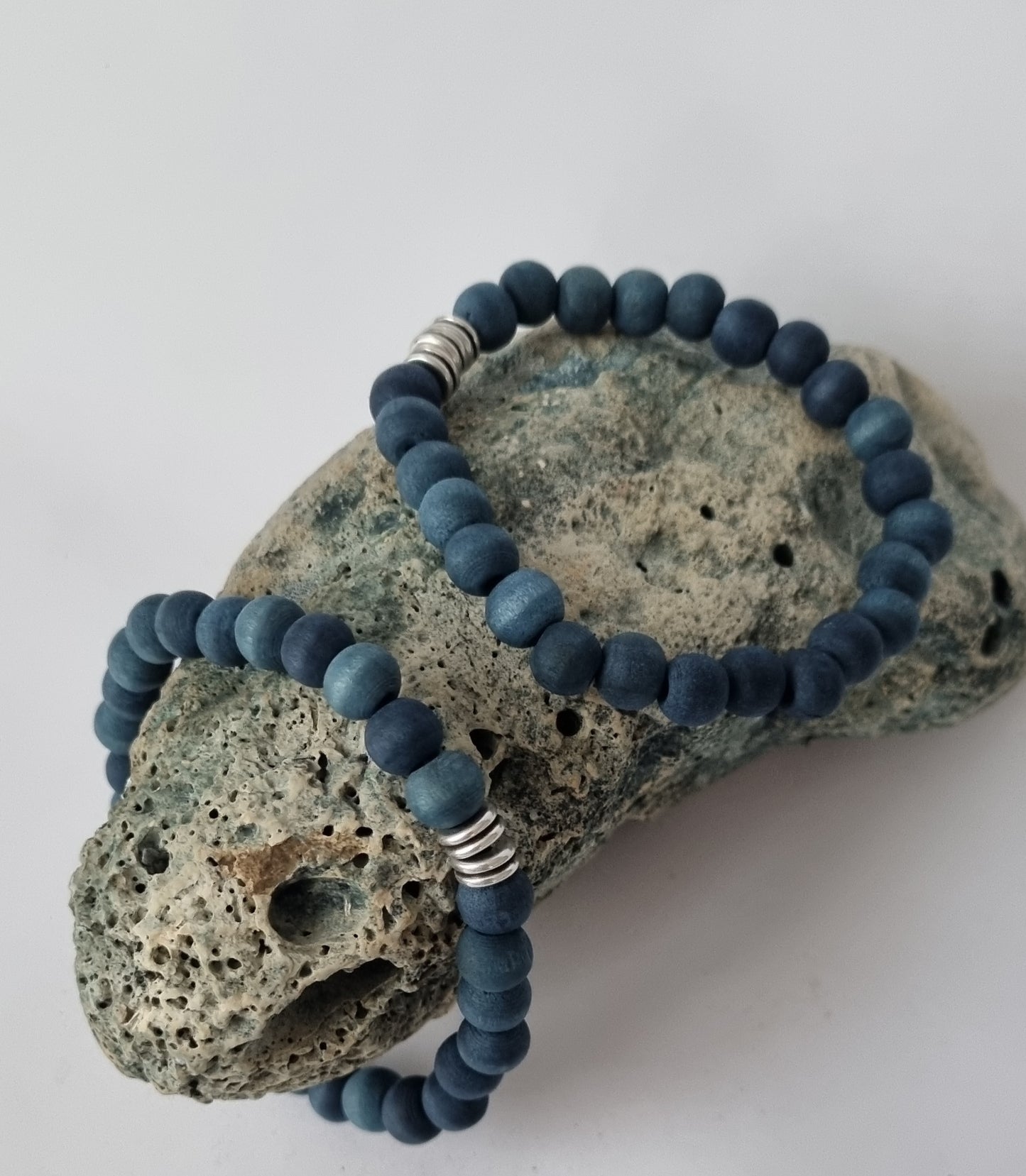 Pulsera de cuentas de madera teñidas en azul pastel - Elegancia natural