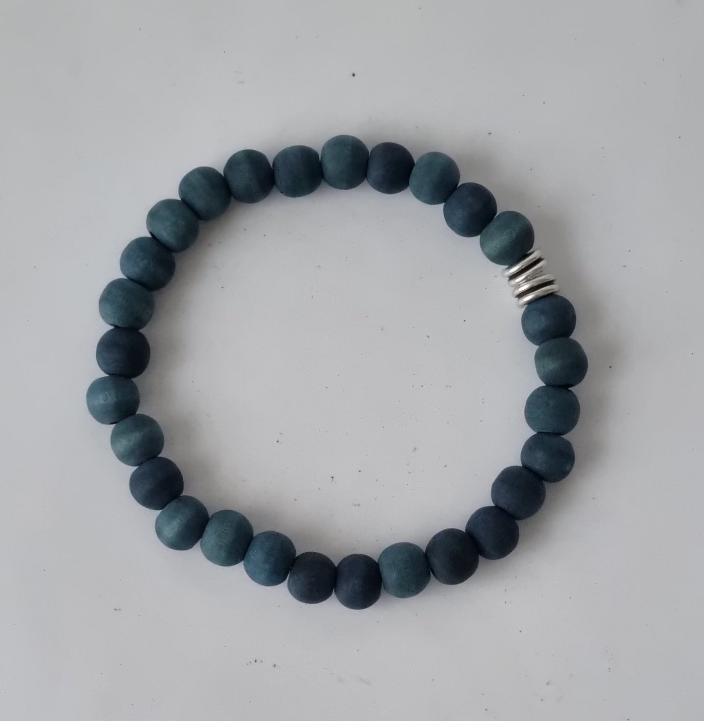Bracelet en Perles de Bois Teint au Bleu de Pastel - Élégance Naturelle