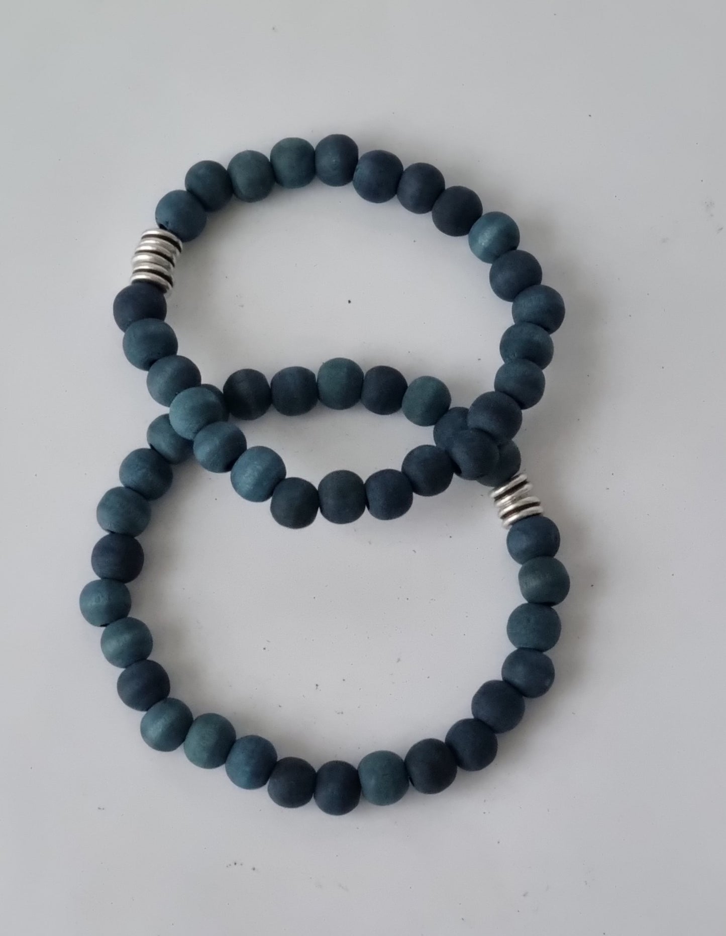 Bracelet en Perles de Bois Teint au Bleu de Pastel - Élégance Naturelle