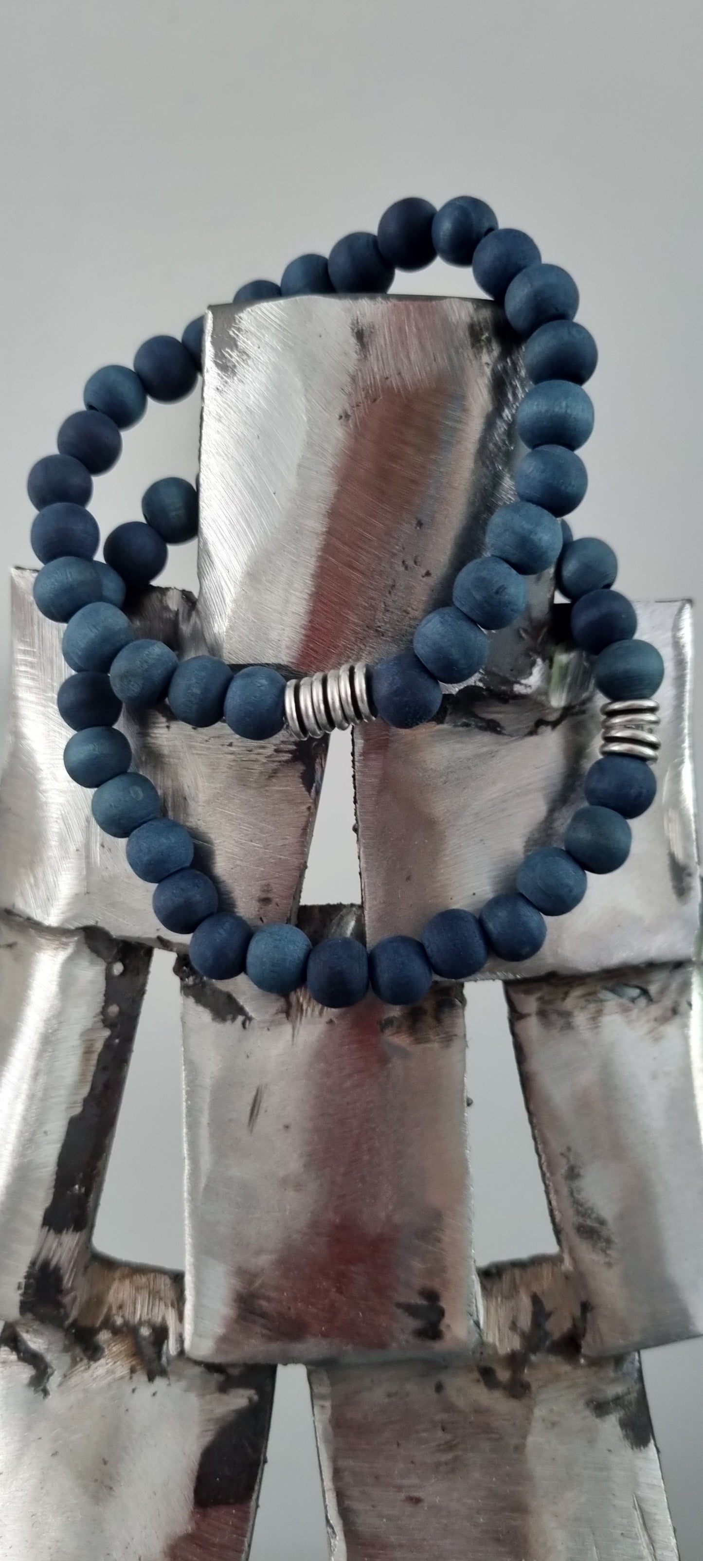 Pulsera de cuentas de madera teñidas en azul pastel - Elegancia natural