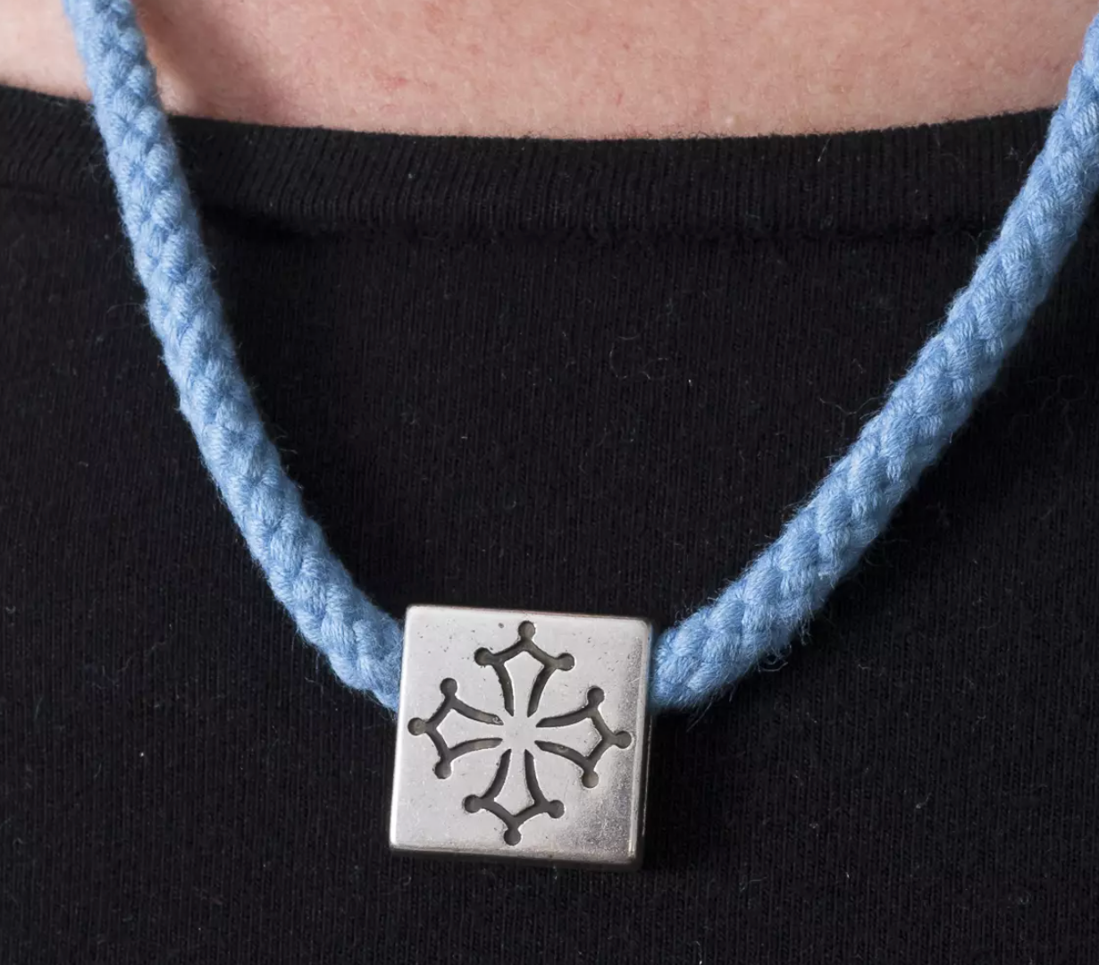 Collar con cruz occitana