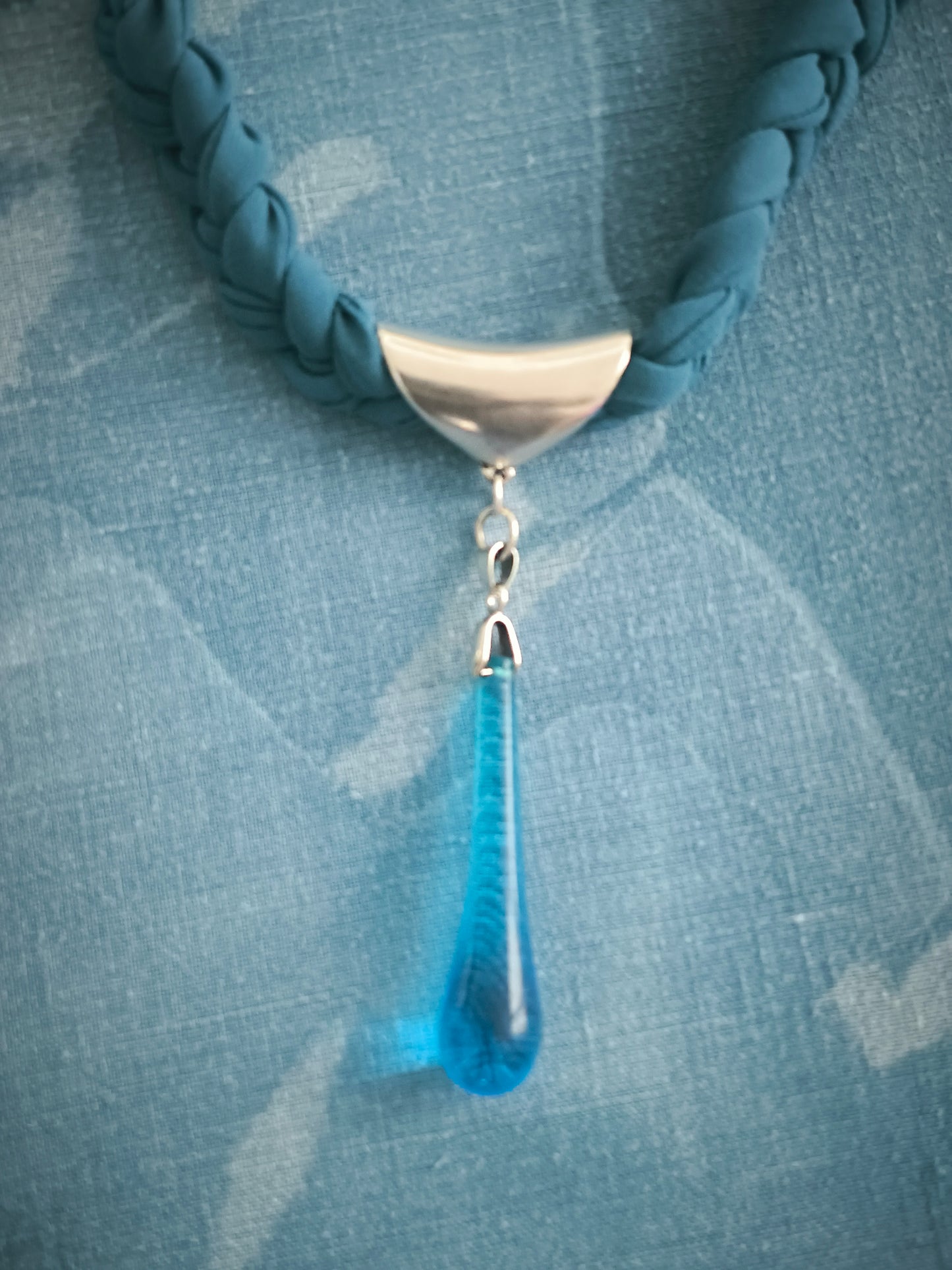 Collar "Gota Azul" con soporte bañado en plata