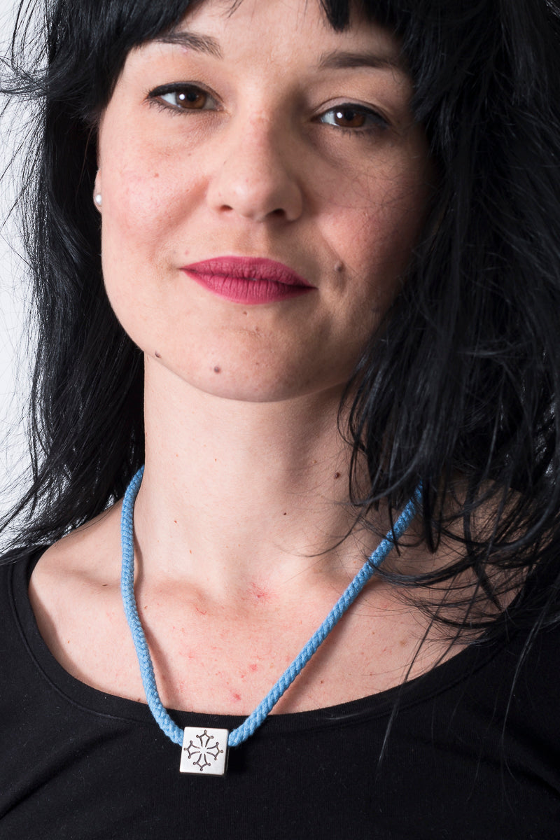 Collar con cruz occitana