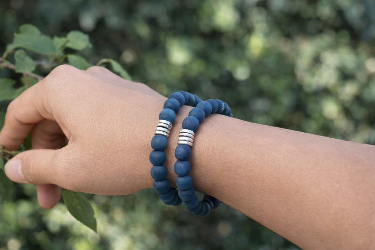 Pulsera de cuentas de madera teñidas en azul pastel - Elegancia natural