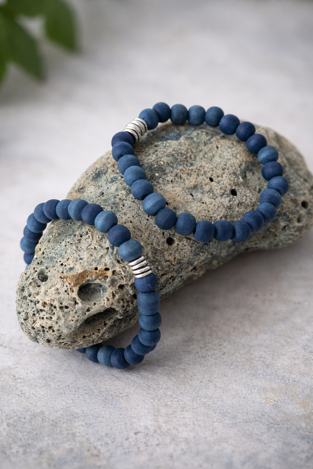 Pulsera de cuentas de madera teñidas en azul pastel - Elegancia natural