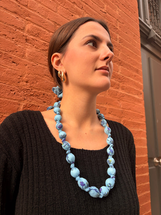 Collar de bolas estampadas con nudos