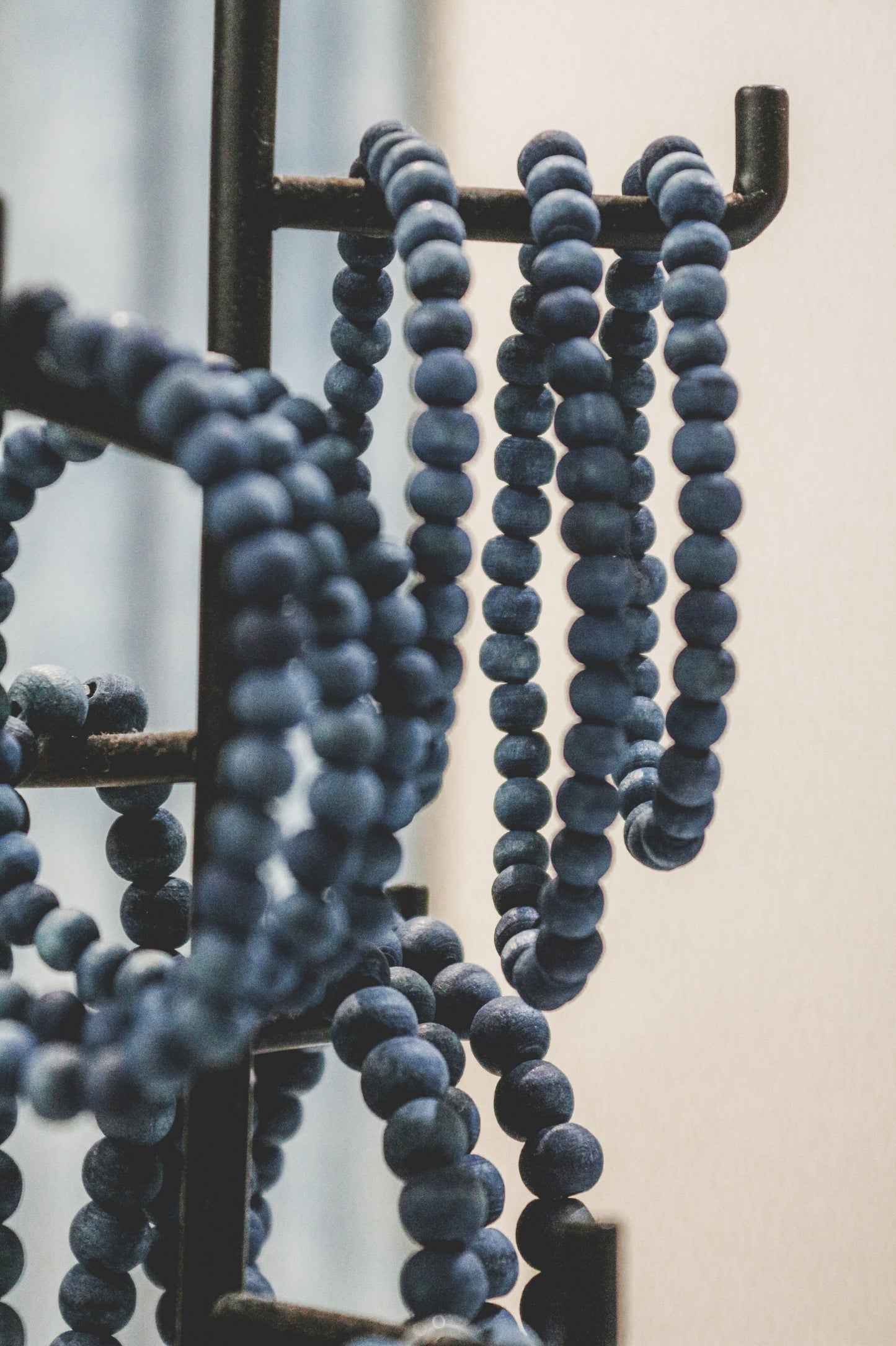 Bracelet en Perles de Bois Teint au Bleu de Pastel - Élégance Naturelle