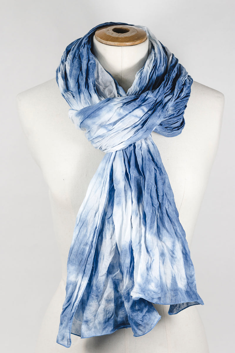 Pastellblauer Tie-and-Dye-Schal